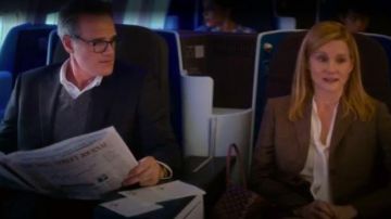 The bag Goyard of Mary Ann Singleton (Laura Linney) in The Chronicles of San Francisco (S01E01)