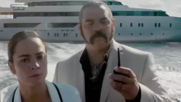 La veste de costume blanche de Pote Galvez (Hemky Madera) dans Reine du Sud (S03E01)