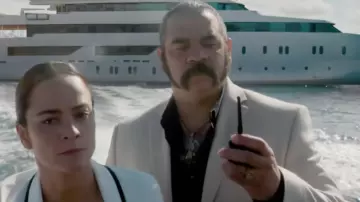 La chemise noire portée par Pote Galvez (Hemky Madera) dans Reine du Sud (S03E01)