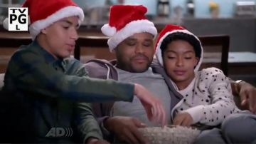 Kate Moss pour les Équipements de Ryder Crewneck Pull en Cachemire porté par Zoey Johnson (Yara Shahidi), en black-ish (Saison 03, Épisode 10)