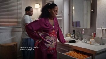 Natori Impériale Broderie Florale Pyjama porté par arc-en-ciel Johnson (Tracee Ellis Ross), en black-ish (Saison 03, Épisode 10)