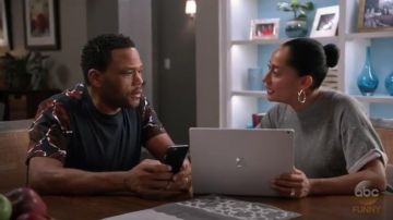 Paul Smith Rose Imprimer Tee porté par Andre "Dre' Johnson (Anthony Anderson), en black-ish (Saison 03, Épisode 11)