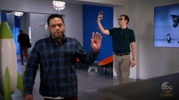 Ovadia & Sons Ian Sport Shirt porté par Andre "Dre' Johnson (Anthony Anderson), en black-ish (Saison 03, Épisode 11)