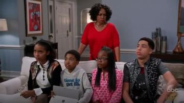 Carven Embelli Coton Twill Shirt porté par Zoey Johnson (Yara Shahidi), en black-ish (Saison 03, Épisode 11)