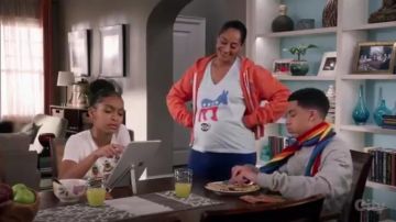 J. Crew Pour La Xerces Society Sauver Les Abeilles, T-shirt porté par Zoey Johnson (Yara Shahidi), en black-ish (Saison 03, Épisode 12)