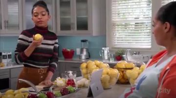 Zara Faux Suède Mini Jupe portée par Zoey Johnson (Yara Shahidi), en black-ish (Saison 03, Épisode 12)