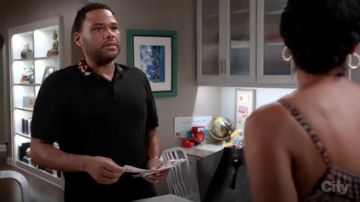 Gucci Polo Avec un Serpent Broderie porté par Andre "Dre' Johnson (Anthony Anderson), en black-ish (Saison 03 Episode 13)