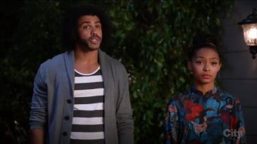 Alice + Olivia Eloise Chemisier porté par Zoey Johnson (Yara Shahidi), en black-ish (Saison 03 Episode 13)