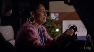 Cérémonie d'ouverture Leopard Print Cardigan porté par arc-en-ciel Johnson (Tracee Ellis Ross), en black-ish (Saison 03 Episode 13)