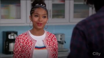 Brandy Melville Ali arc-en-ciel des Cultures Tee porté par Zoey Johnson (Yara Shahidi), en black-ish (Saison 03 Episode 13)