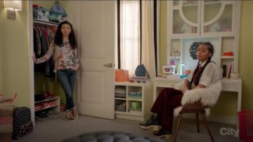 Xhilaration Larges Pattes de Velours Salopettes Vin Riche portés par Zoey Johnson (Yara Shahidi), en black-ish (Saison 03, Épisode 14)