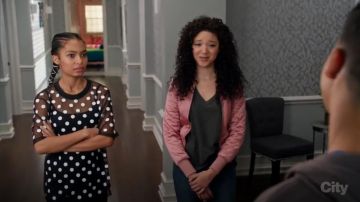 Topshop Disque Orné Pur Mesh Tee porté par Zoey Johnson (Yara Shahidi), en black-ish (Saison 03, Épisode 14)