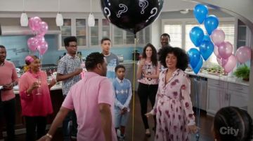 Kate Spade Encore Rose en Mousseline de soie Robe portée par arc-en-ciel Johnson (Tracee Ellis Ross), en black-ish (Saison 03, Épisode 14)