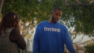 El jersey estampado Kooples Freedom usado por Aaron Jackson (Trevor Jackson) en grown-ish (Temporada 02 Episodio 14)