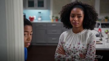 Ted Baker Luceal Chardon Impression Pure Top porté par Zoey Johnson (Yara Shahidi), en black-ish (Saison 03, Épisode 14)