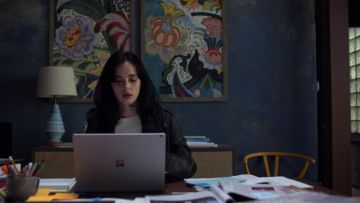 The Microsoft Surface Book 2 in 13.5" of Trish Walker (Rachael Taylor) in Marvel's Jessica Jones (Season 03 Episode 01)