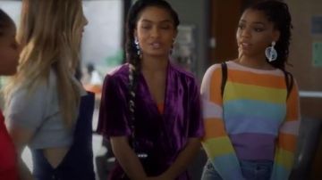 Forever 21 Rainbow Stripe Sweater usado por Jazz Forster (Chloe Bailey) en grown-ish (Temporada 02 Episodio 14)