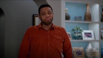 American Rag Velours côtelé Manches Longues t-Shirt porté par Andre "Dre' Johnson (Anthony Anderson), en black-ish (Saison 03 Episode 15)