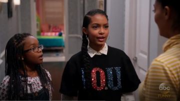 Cérémonie d'ouverture I. O. U Sweat-shirt porté par Zoey Johnson (Yara Shahidi), en black-ish (Saison 03 Episode 15)