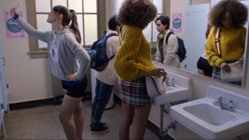 The Backpack Navy Blue Jansport worn by Elodie (Brianna Hildebrand) in Trinkets (S01E01)