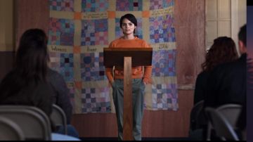 Le  Pantalon Fuselé Crop  Current/Elliott de Elodie Davis (Brianna Hildebrand) dans Trinkets (S01E02) (S01E02)