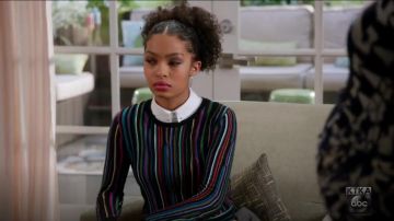 Diane Von Furstenberg Arisha Nep Bande Chandail porté par Zoey Johnson (Yara Shahidi), en black-ish (Saison 03 Episode 16)