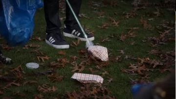 Sneakers adidas Shoe VL Short 2.0 made by Brady Finch (Brandon Butler) in Trinkets (S01E03)