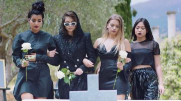 Pants wide black vinyl worn by an extra in the clip Eva - Alibi