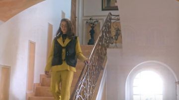 The whole trouser suit and blazer ochre worn by Eva in her video clip Alibi