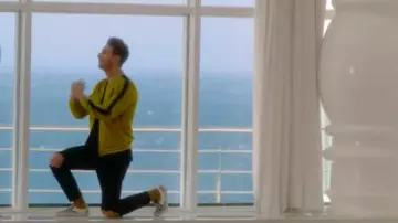 The black jeans with holes in the knees of Mok Saib in the clip of MY GAZELLE Salma Rachid