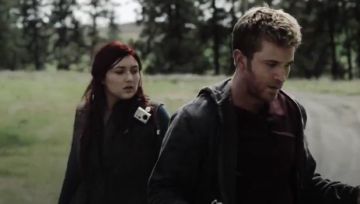 C9 By Champion Men's Zip-up Hoodie en el color Gris Camo usado por Mack (Michael Welch) en Z Nation (Temporada 01 Episodio 01)