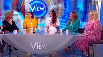 Michael Michael Kors Enchanted Bloom Midi Dress usado por Meghan McCain en The View junio 17,2019