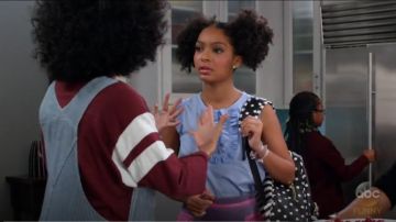 Betsey Johnson Grand Arc Sac à dos porté par Zoey Johnson (Yara Shahidi), en black-ish (Saison 03 Episode 16)