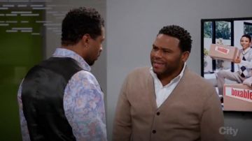Barneys New York Cashmere V Neck Cardigan porté par Andre "Dre' Johnson (Anthony Anderson), en black-ish (Saison 03, Épisode 17)