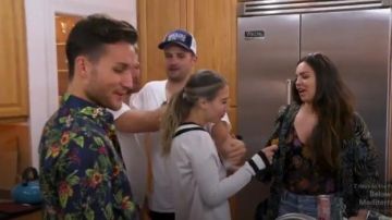 Rag & Bone ‘Talia’ V-Cou Chandail porté par Amanda Batula dans la Maison d'Été (Saison 03 Episode 13)