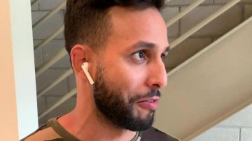 Apple AirPods en el vídeo EL CULTO DE LOS AIRPODS // THE AIRPODS SECT de Mister V