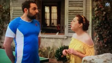 La blusa amarilla de hombro desnudo usada por Emma en Scènes de Ménages del 13.06.2019