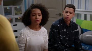 Jenny Yoo Millie Suéter usado por Zoey Johnson (Yara Shahidi) en negro (Temporada 03 Episodio 17)