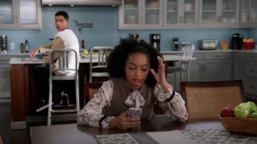Blusa de estampado de Zara usada por Zoey Johnson (Yara Shahidi) en negro (Temporada 03 Episodio 18)