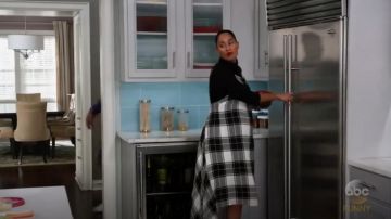 Vestido Midi asimétrico a cuadros de la escuela pública usado por Rainbow Johnson (Tracee Ellis Ross) en negro (S03E18)