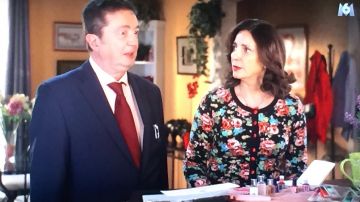 El cárdigan negro con flores usado por Liliane en scènes de Ménages del 13.06.2019
