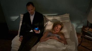 Chaser Sunset Palms Tank usado por la Dra. Joan Watson (Lucy Liu) en Elementary (Temporada 07 Episodio 05)