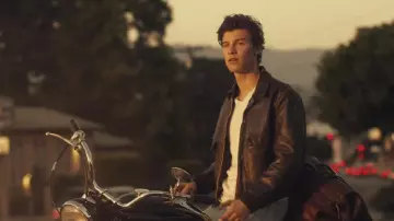 the bomber black leather of Shawn Mendes in her video clip Señorita with Camila Cabello