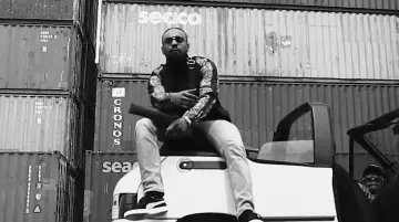 La veste noire Puma à motif sur les manches portée par Alonzo dans le clip C'est elle feat. Ninho