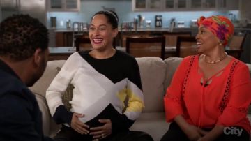 Suéter multicolor de la escuela pública usado por Rainbow Johnson (Tracee Ellis Ross) en negro (Temporada 03 Episodio 19)