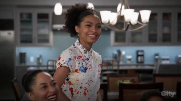 Alice + Olivia Bronte Splatter Print Cropped Crewneck Tee usada por Zoey Johnson (Yara Shahidi) en negro (Temporada 03 Episodio 19)