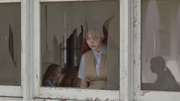 Bronzage Uniforme Scolaire Cavalier porté par La Femme (Pollyanna McIntosh) comme on le voit dans Darlin'