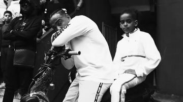 Le t-shirt à manches longues "Heron" porté par Alonzo dans son clip C'est elle feat. Ninho