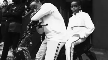 La pantalon de jogging Off White porté par Alonzo dans son clip C'est elle feat. Ninho