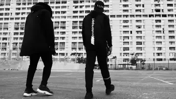 La casquette noire Valentino portée par Alonzo dans son clip C'est elle feat. Ninho
